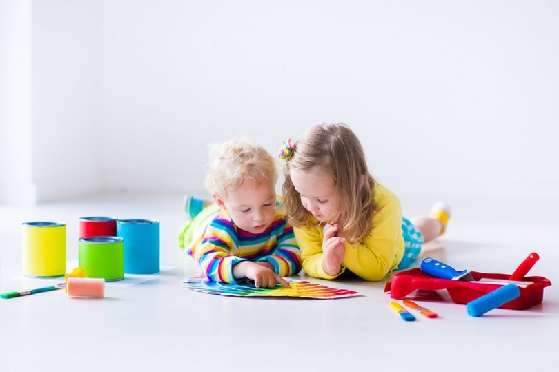 Zdj. 1. Farby ceramiczne dedykowane są w szczególności pomieszczeniom, w których ściany narażone są na zabrudzenia jak: salony, pokoje dzieci czy korytarze. Źródło: Archiwum ŚNIEŻKA.